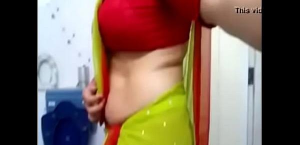  Desi bhabhi hot side boobs and tummy view in blouse for boyfriend 22 sec